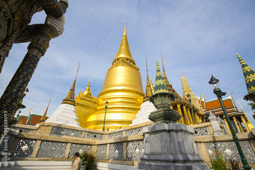 Fototapeta premium Temple of the Emerald Buddha, Wat Phra Kaew, Bangkok, Thailand 