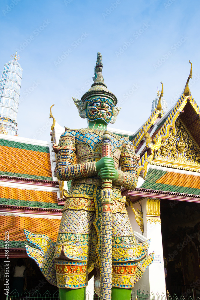 Fototapeta premium Giant statue at Temple of the Emerald Buddha (Wat pra kaew) 