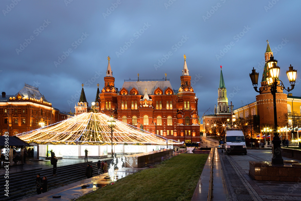Fototapeta premium Манежная площадь в Москве новогодним вечером