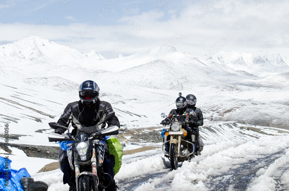 Fototapeta premium Ladakh, Indie - lipiec 20,2015: grupa rowerzystów w Khardungla Pass Wo