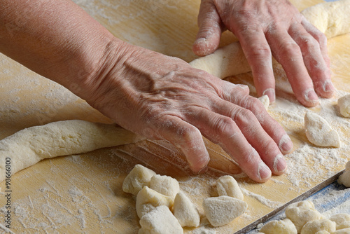 la nonna prepara i gnocchi mani in primo piano