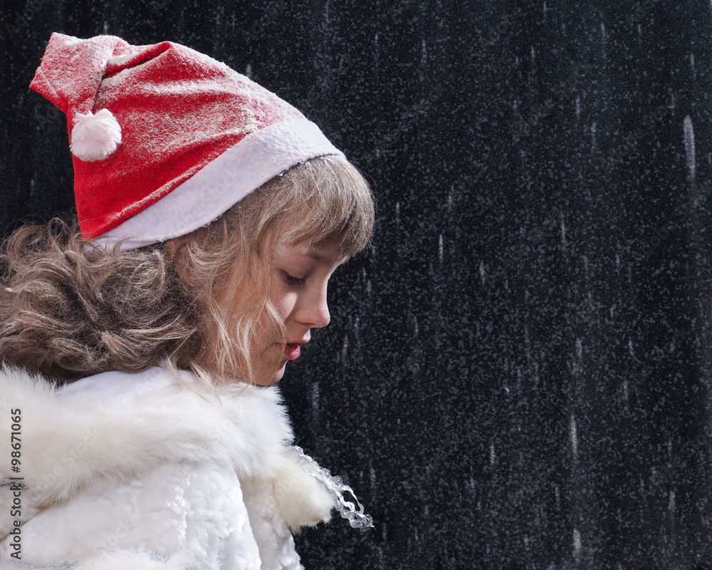 Дом колпаке. Шубка белая для девочки на новый год. Девушка в белой шубке и красной повязке на голове. Красная шапка и белая шубка фото.