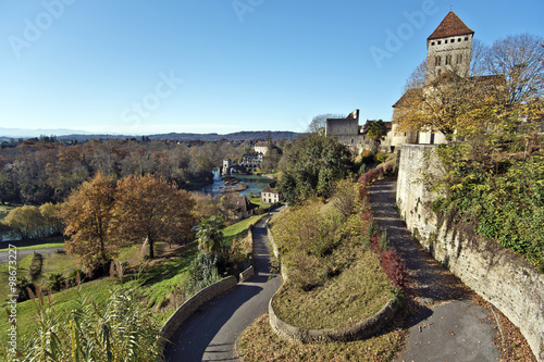 Way from Medieval Sauveterre-de-Bearn village down to Oloron riv Fototapet