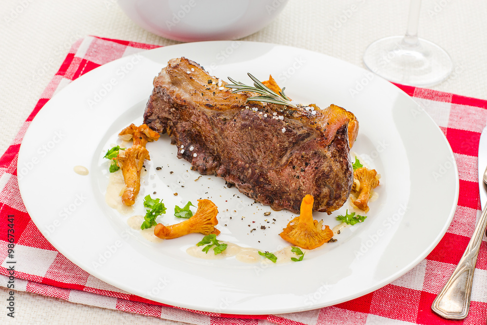 Roastet rump steak with chanterelle, cream sauce Roastet rump steak with chanterelle, cream sauce