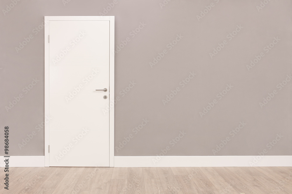 Fototapeta premium White door in an empty room