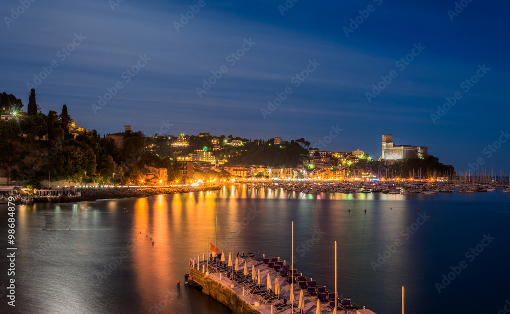 Fototapeta premium nocny widok miejscowości Lerici i Morza Śródziemnego w Ligurii