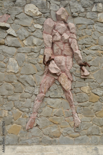 Menschliche Kontur an Natursteinmauer
