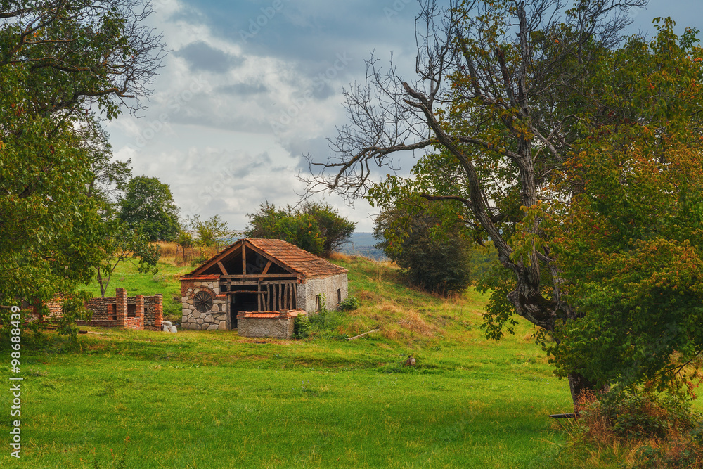 Fototapeta premium Stary kamienny dom z czerwonym dachówką