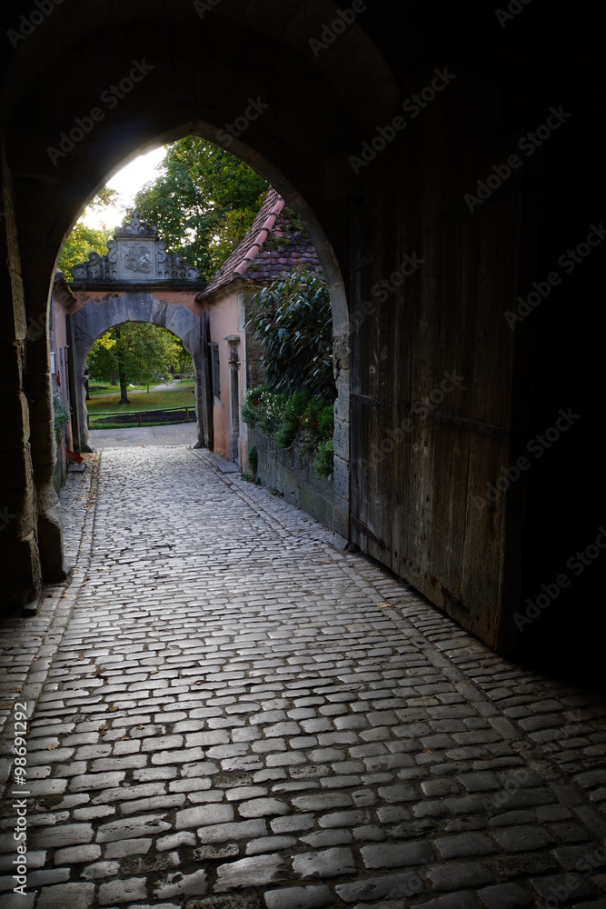 Blick stadtauswärts durch das Burgtor