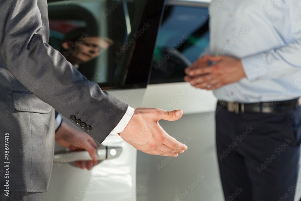 Obraz premium Showing customer new car