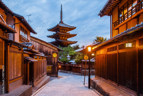 Fényképezés Japanese pagoda and old house in Kyoto at twilight