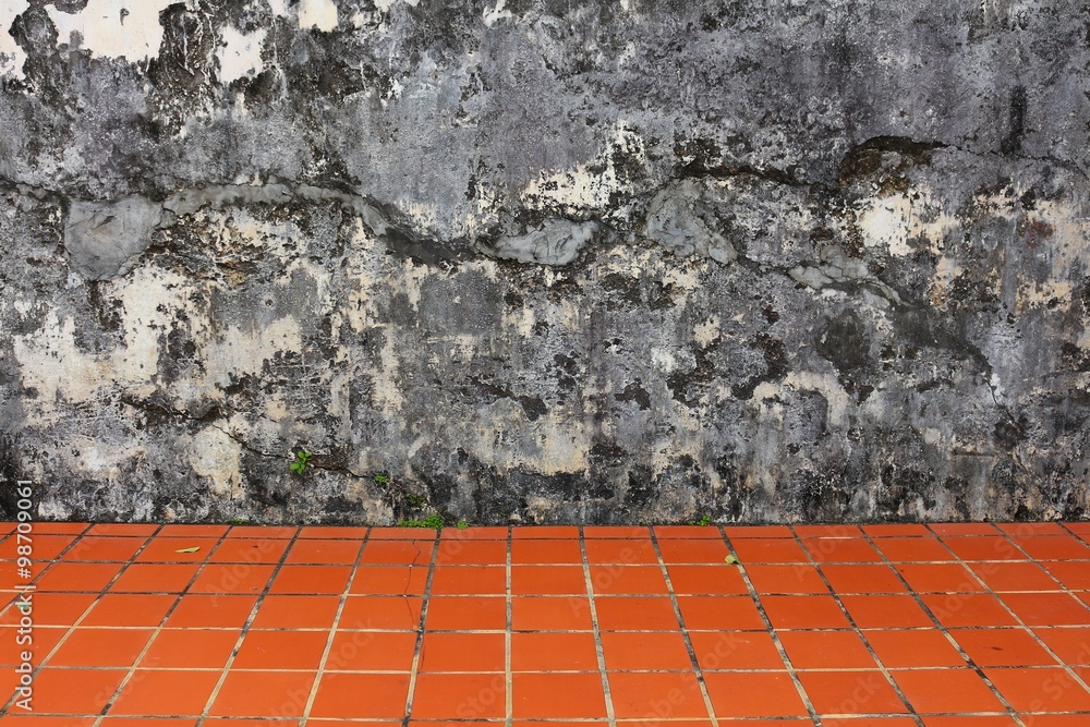 Fototapeta premium Rusty wall and tiled floor