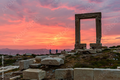 Fotografia the Ancient marble gate Portara - the entrance to the temple of Apollo, Naxos island, Cyclades, Greece