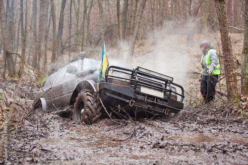 Jeep pulls the car out of the mud photo