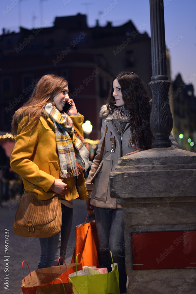 Obraz premium friends going shopping