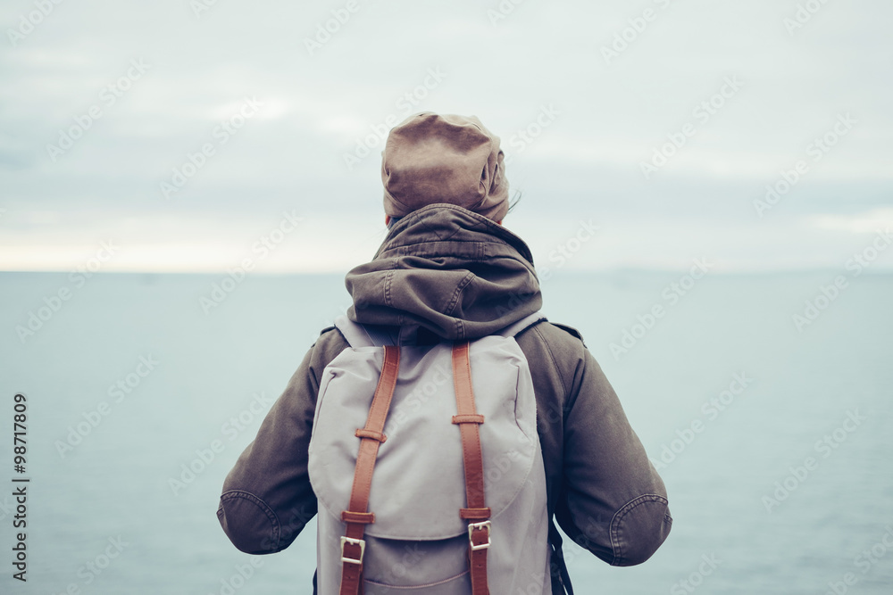 Traveler with backpack and sea - obrazy, fototapety, plakaty 