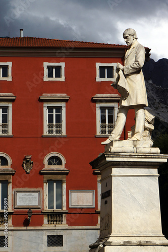 Marmorskulptur auf der Piazza Antonio Gramsci