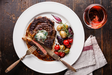 Fototapete Steakhouse Ribeye Scheiben mit Kräuterbutter  © Natalia Lisovskaya