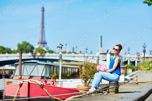 Parisian woman on the Alexandre III bridge in Paris © Ekaterina Pokrovsky