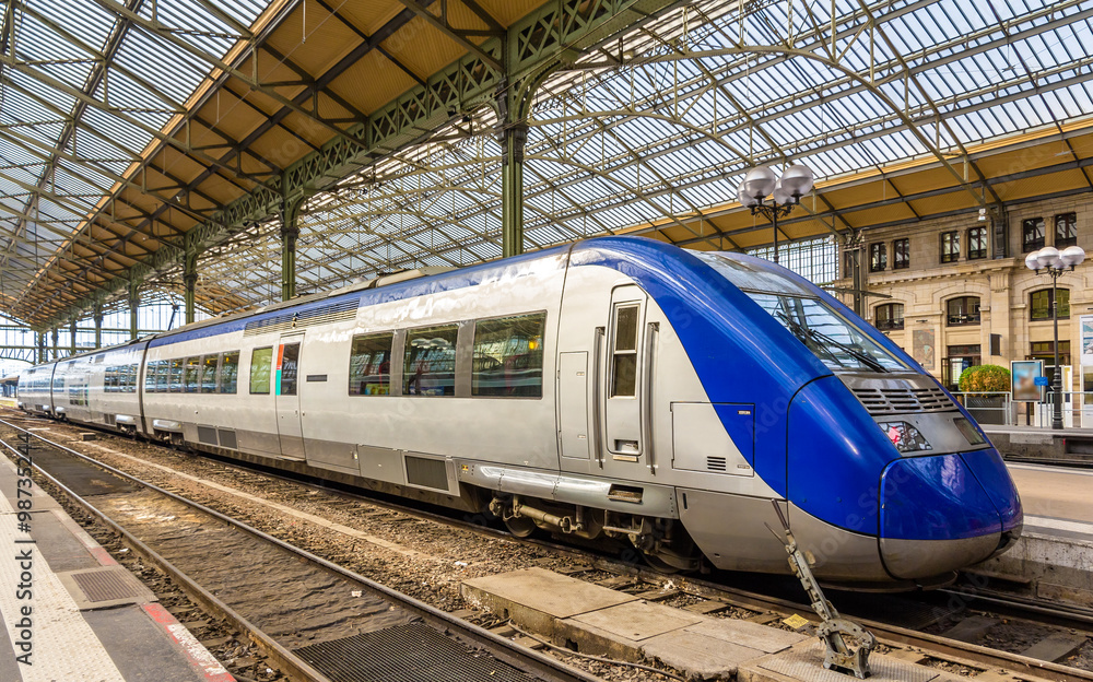 Fototapeta premium Regionalny pociąg ekspresowy na stacji Tours - Francja