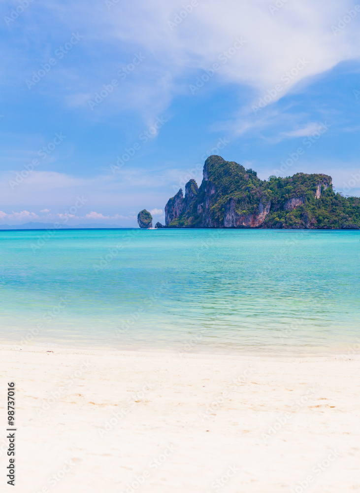 Fototapeta premium Beauty beach and limestone rocks in Phi Phi islands