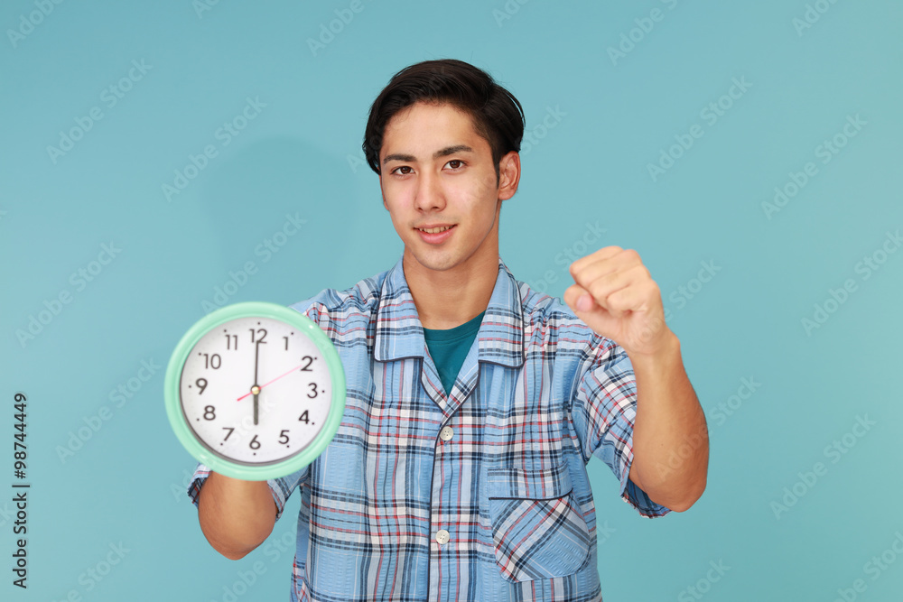 時計を持つ男性
