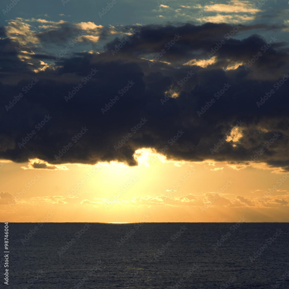 Obraz premium Dark cumulus clouds hovering over the sea
