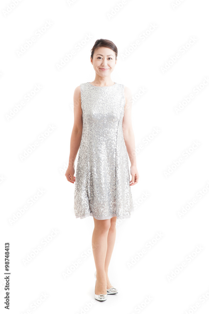 Naklejka premium ドレスを着たアジア人女性 全身