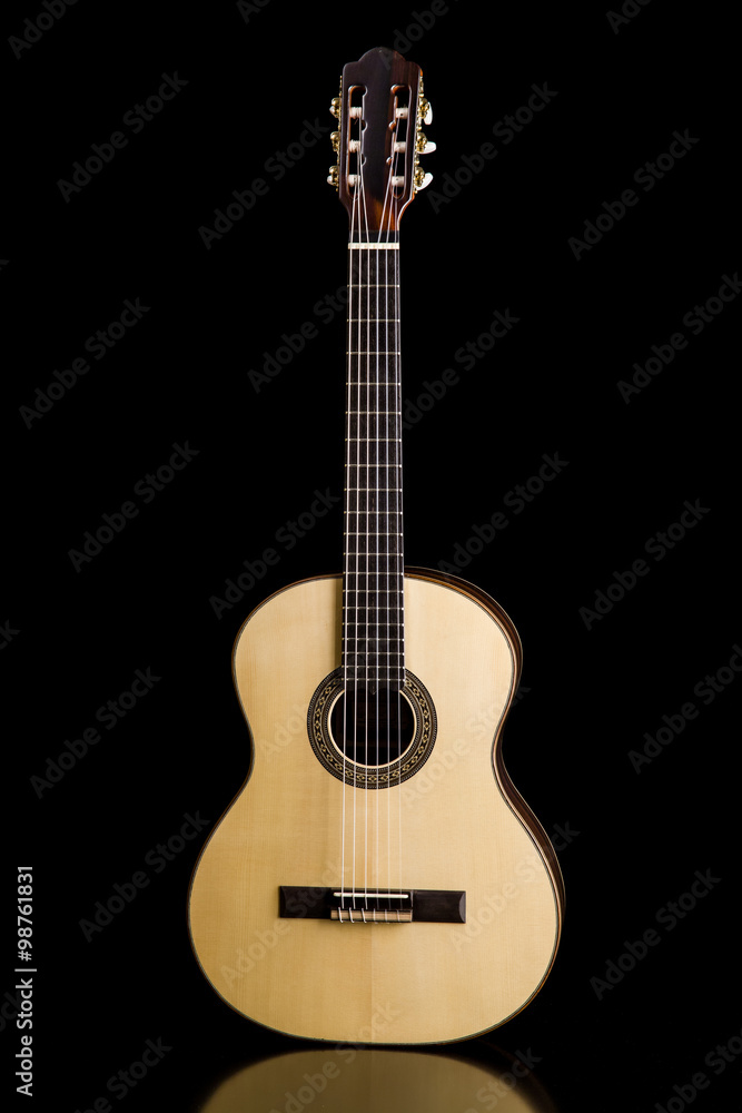 Naklejka premium Klasyczna gitara akustyczna wykonana przez lutnika Luciano Queiroz
