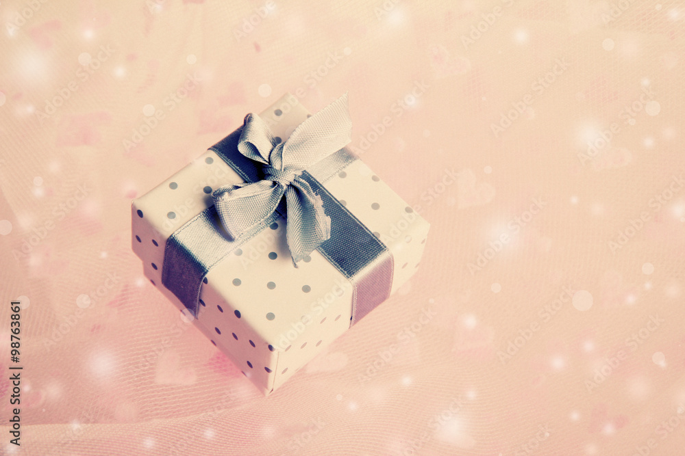 Fototapeta premium Beautiful gift box on pink background