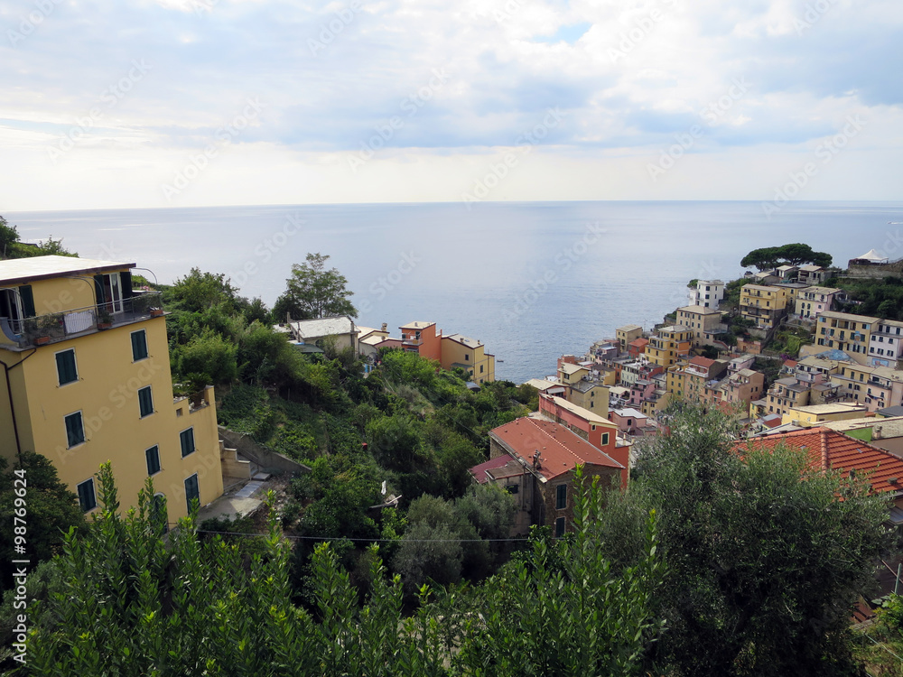 Blick auf Riomaggiore am Küstenstreifen Cinque Terre