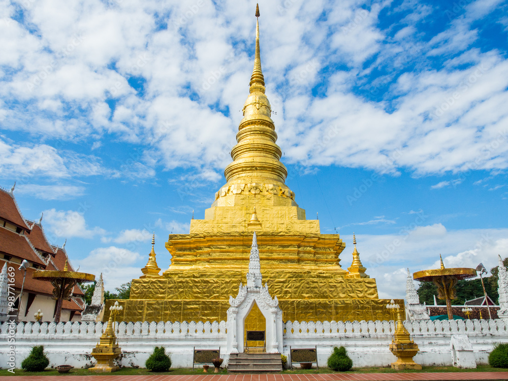 Naklejka premium Golden Pagoda at Phra That Chae Haeng Temple