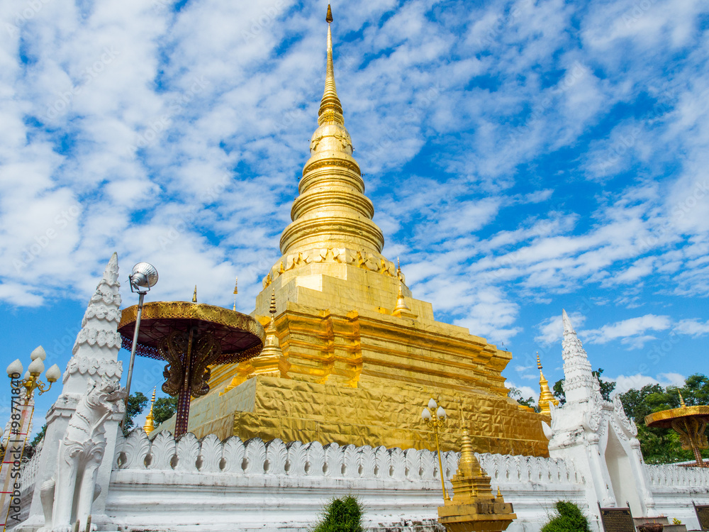 Fototapeta premium Golden Pagoda at Phra That Chae Haeng Temple