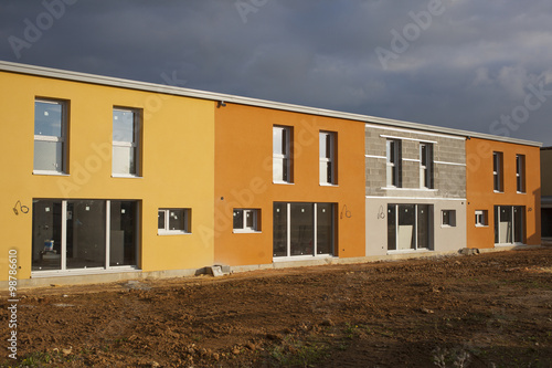 Canvastavla Façade d'un lotissement de maisons BBC mitoyennes