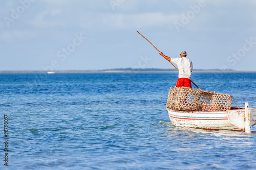 pêcheur au casier, anse Mourouk, île Rodrigues 