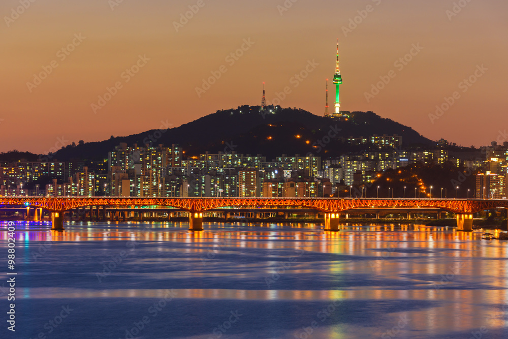 Obraz premium Seoul Subway and Bridge at Hanriver in Seoul, South korea