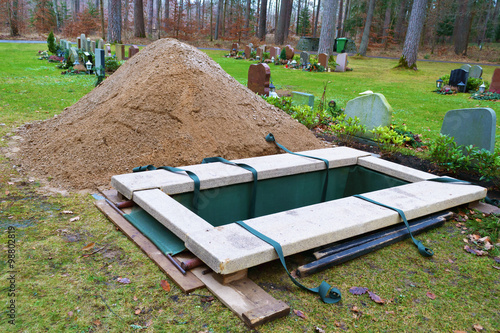 Obraz na płótnie Newly dug grave