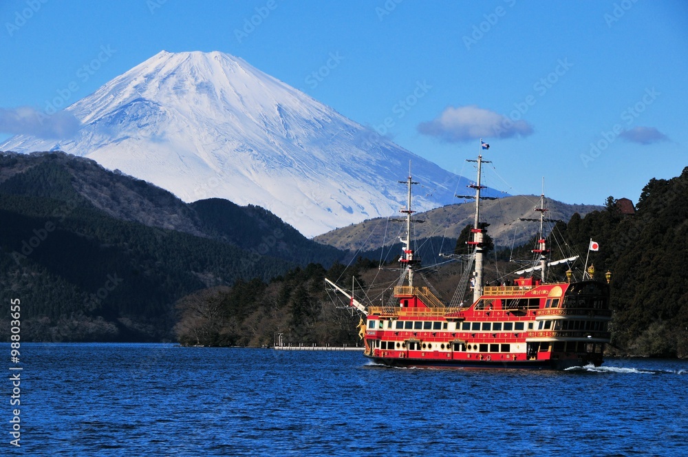 Fototapeta premium 富士山と芦ノ湖と海賊船