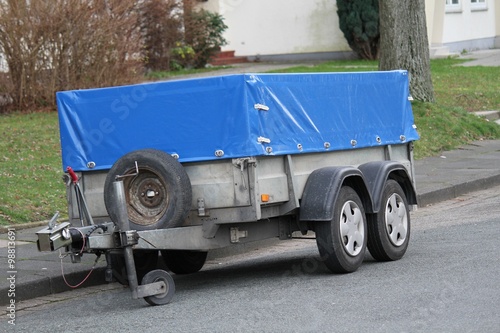 Anhänger für PKW mit Doppelachse und blauer Plane