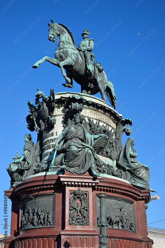 Obraz premium The monument to Alexander 1 summer in St. Petersburg