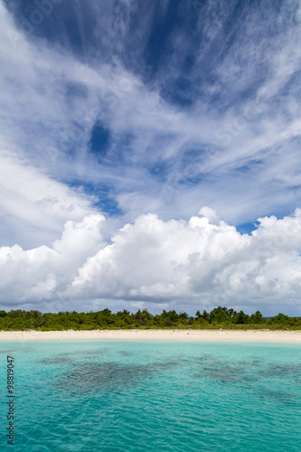 eine kleine wunderschöne Insel mit Pflanzen und türkisblauem Wasser © Robert Leßmann