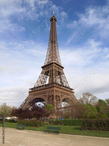 ■フランスの首都パリ7区のセーヌ川を沿ってるエッフェル塔。1889年にパリで行われた万国博覧会のためにギュスターヴ・エッフェルに建造されたこの塔の高さは312メートルです。■The Eiffel Tower along the Seine river in the 7th district of Paris.  © kuremo