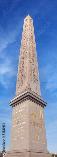 ■パリのコンコルド広場にあるエジプトのルクソールのオベリスク。3300年前に作られて1836年にエジプトによってフランスに提供されました。ほぼ23メートルの高さで227トンの重量を量ります。■The Egyptian obelisk from Luxor in Paris on the Place de la Concorde. 