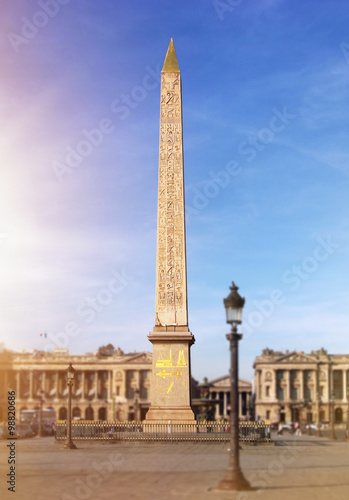 Obraz na płótnie ■パリのコンコルド広場にあるエジプトのルクソールのオベリスク。3300年前に作られて1836年にエジプトによってフランスに提供されました。ほぼ23メートルの高さで227トンの重量を量ります。■The Egyptian obelisk from Luxor in Paris on the Place de la Concorde