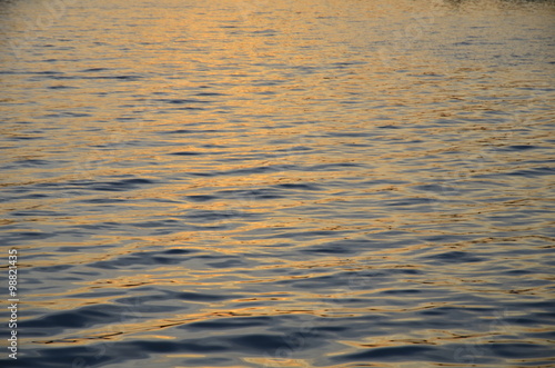 Reflejos dorados en el mar