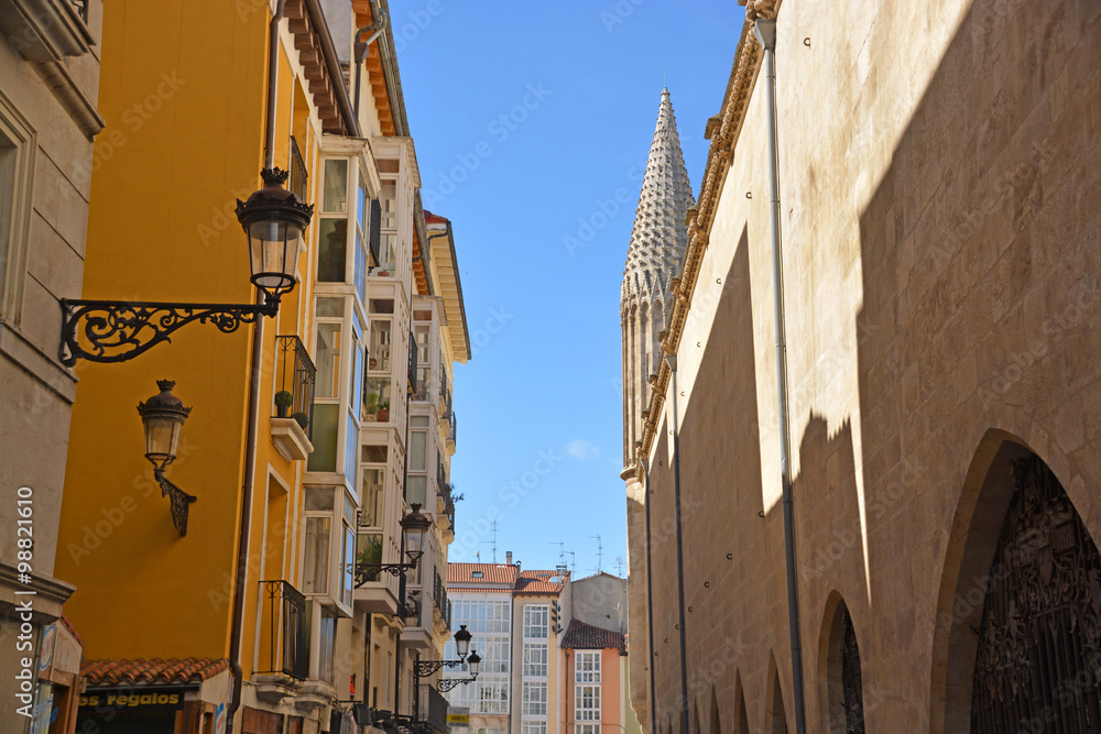 calle estrecha en la ciudad de Burgos