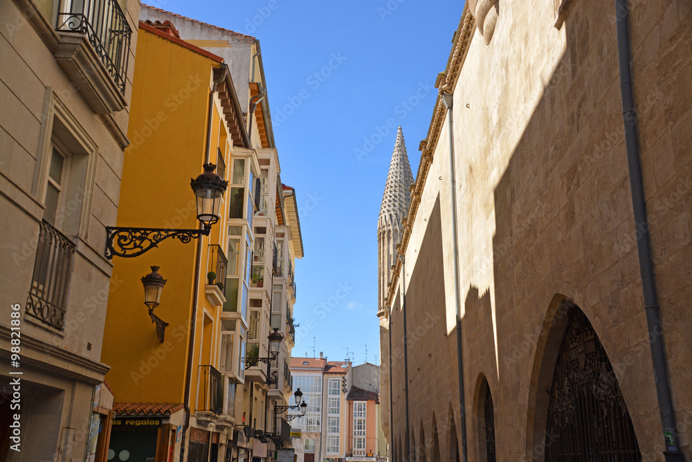 calle estrecha en la ciudad de Burgos