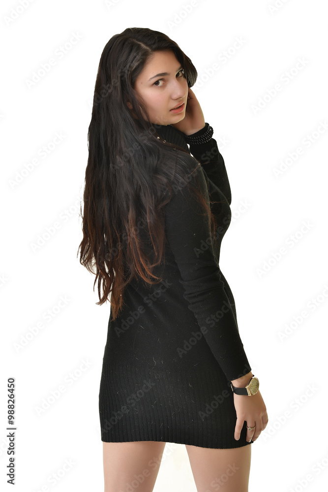 Portrait d'une jolie jeune femme brune à la mode. Portrait d'une jolie jeune femme brune à la mode.
