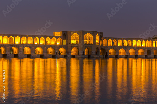 Foto ISFAHAN, IRAN - APRIL 28, 2015: unidentified people resting in t