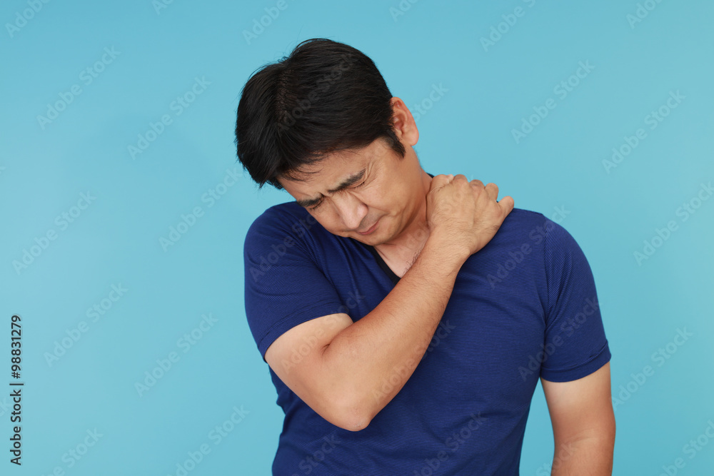 肩痛を訴える男性 肩痛を訴える男性